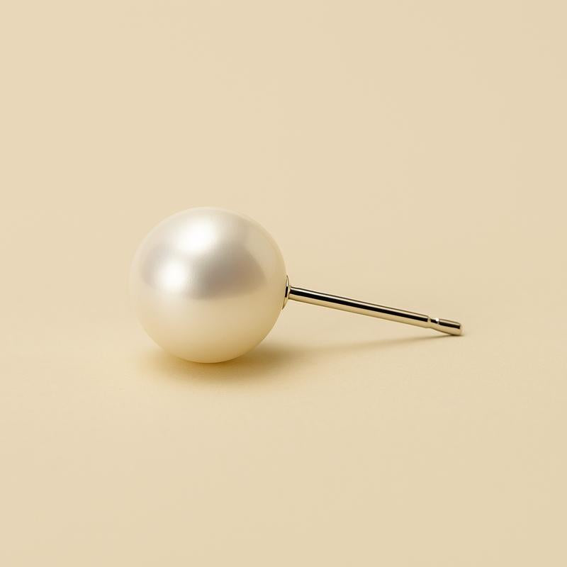 close-up of iridescent pearl earrings – S925 gold-plated stud design with mabé pearl | Glowvy